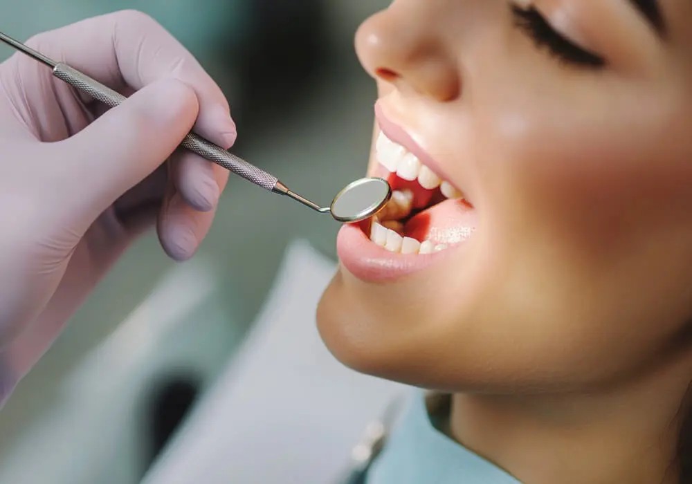 Стираемость зубов: как остановить износ эмали и сохранить прикус