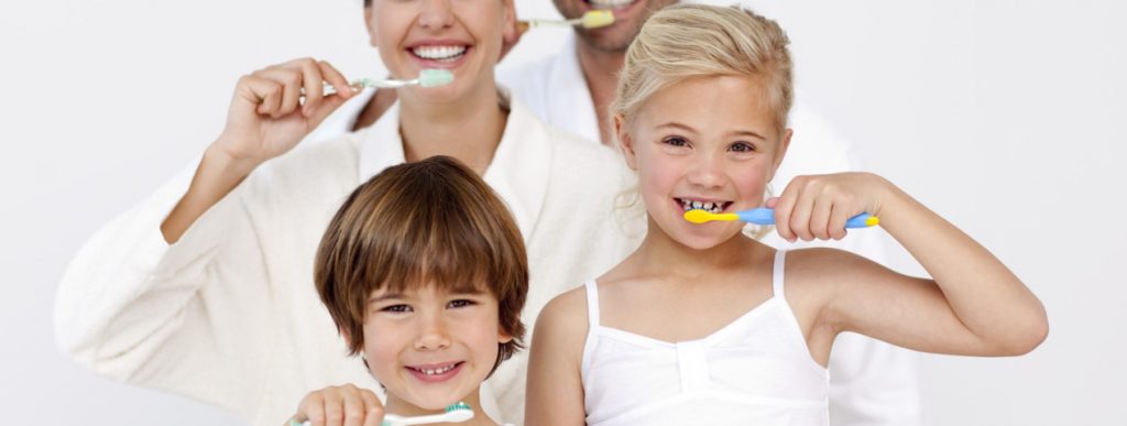 семья чистит зубы