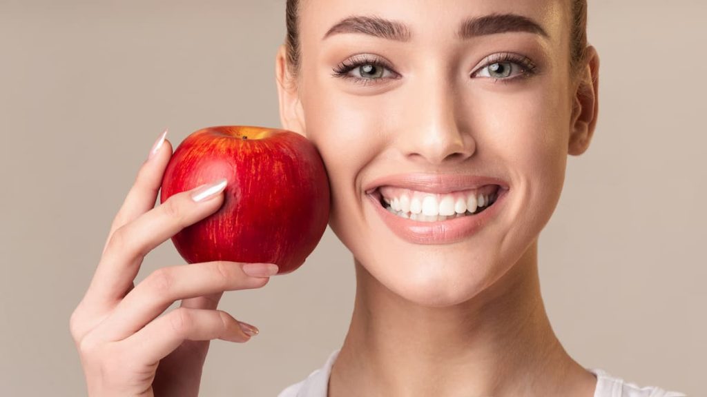 Роль питания в сохранении здоровья полости рта: продукты, укрепляющие зубы и десна